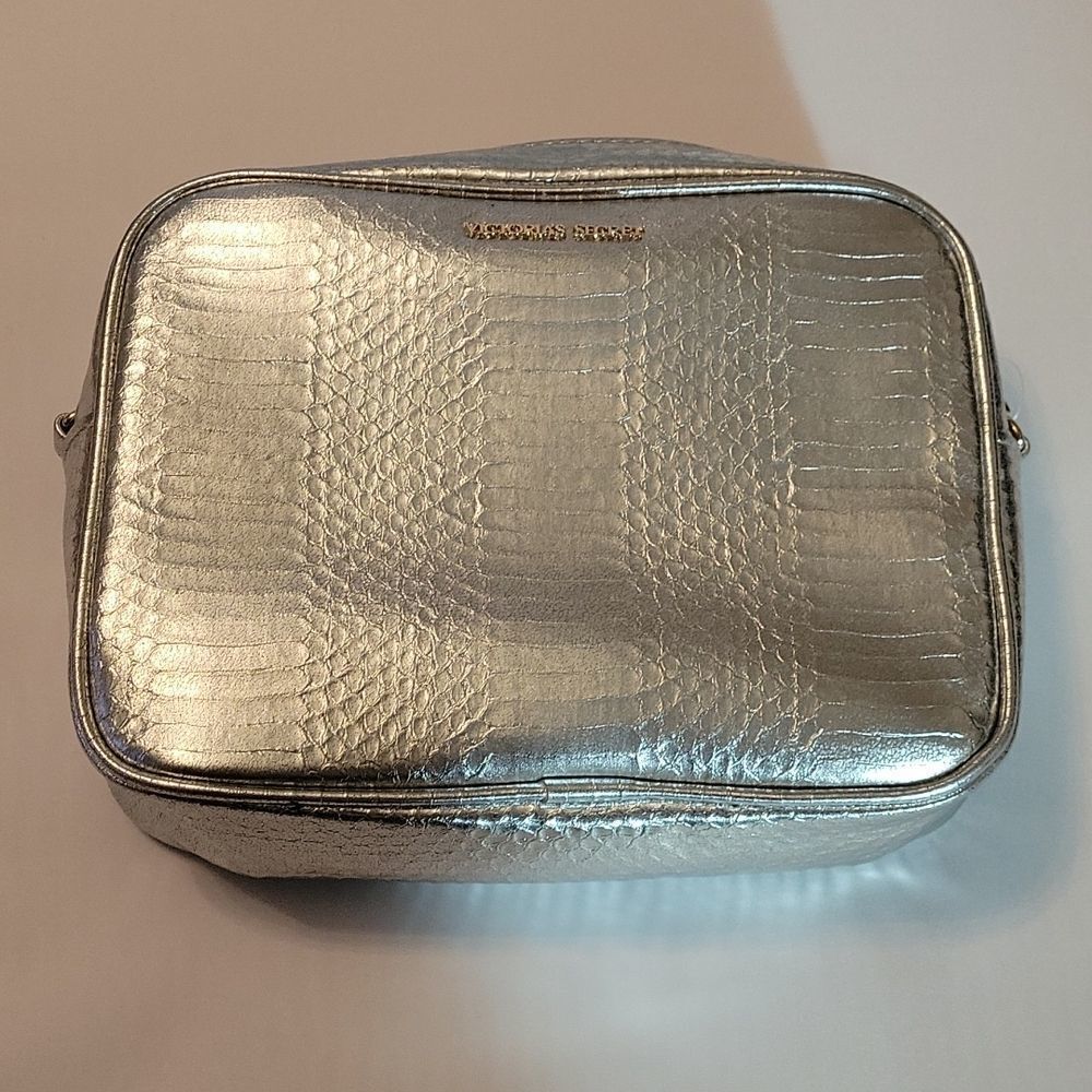 BRAND NEW VICTORIA SECRET SILVER WITH SHOULDER STRAP BAG - Picture 14 of 16